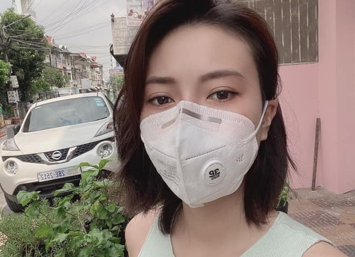 Co gai Viet lam banh, tra tang canh sat o tam dich Campuchia hinh anh