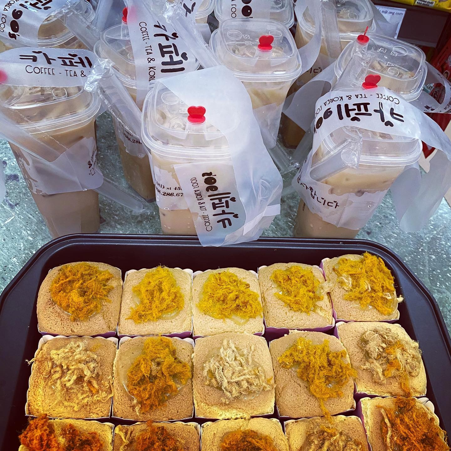 Cô gái Việt làm bánh tặng cảnh sát chống dịch ở Campuchia ảnh 1 Co gai Viet lam banh tang canh sat chong dich o Campuchia anh 1