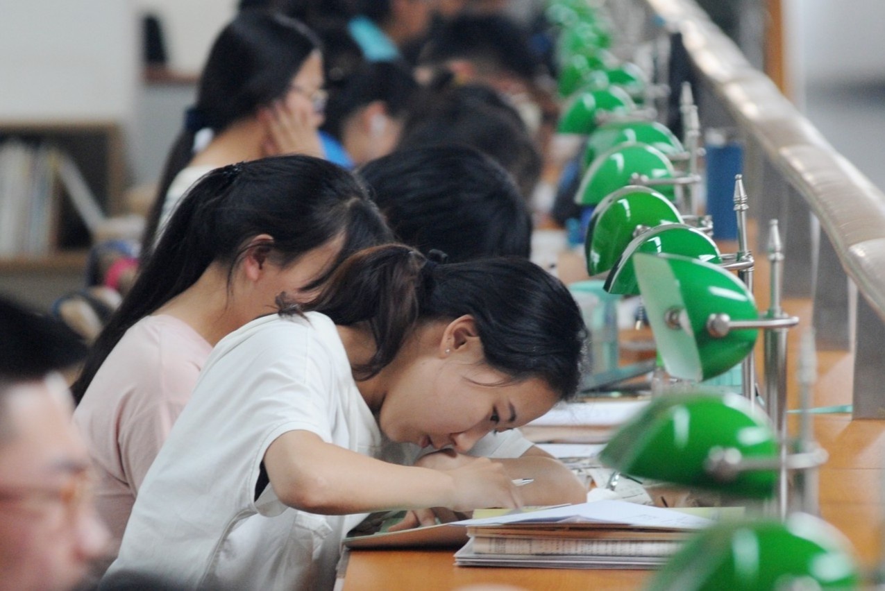 Bo me bo chuc nghin USD cho hoc them, con van bi diem kem o Trung Quoc hinh anh