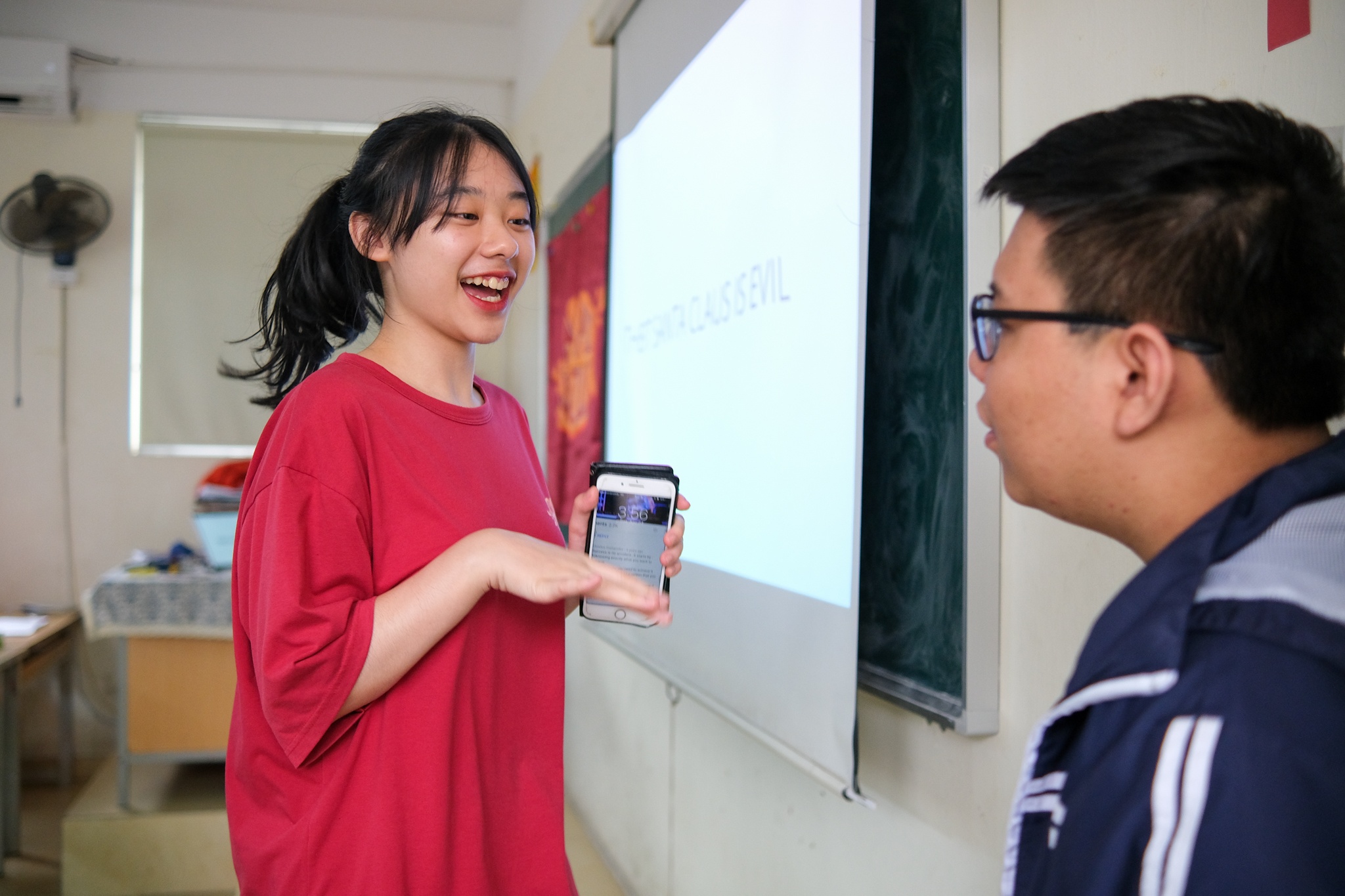 CLB tranh bien cua truong chuyen Ngoai ngu anh 9