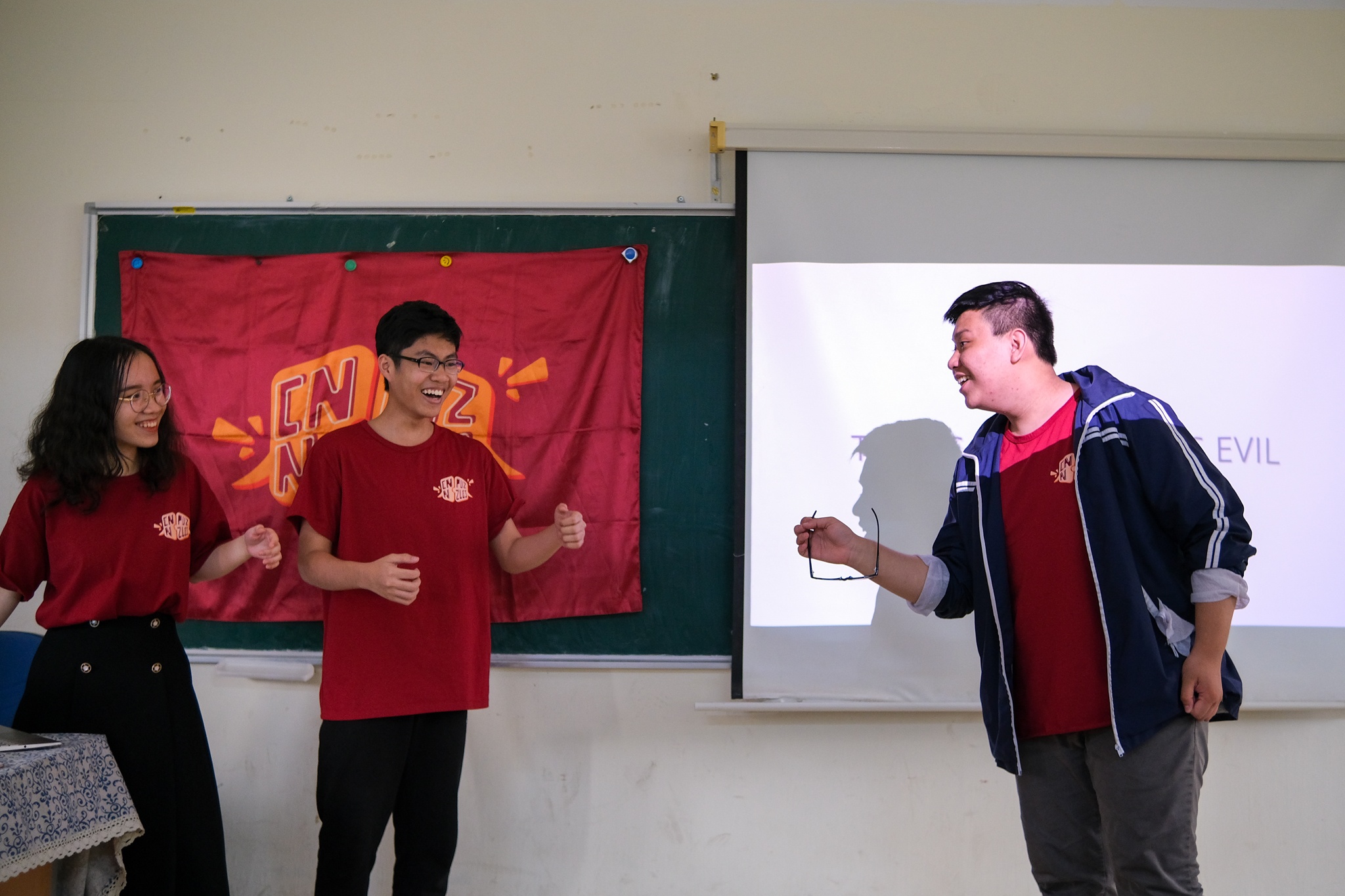 CLB tranh bien cua truong chuyen Ngoai ngu anh 3