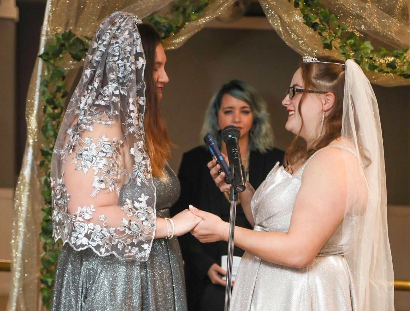 Nhieu cap ban than cuoi nhau du khong yeu duong hinh anh