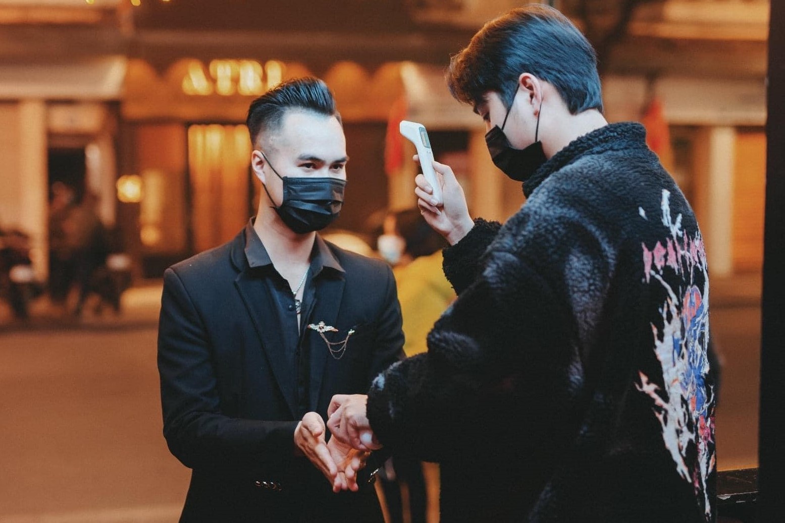 Dong cua quan bar phong dich anh 2