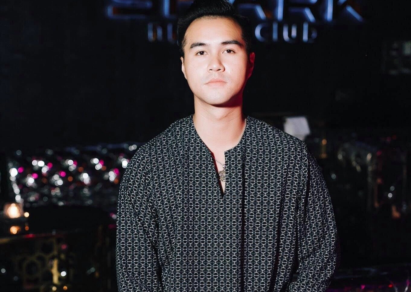 Dong cua quan bar phong dich anh 3