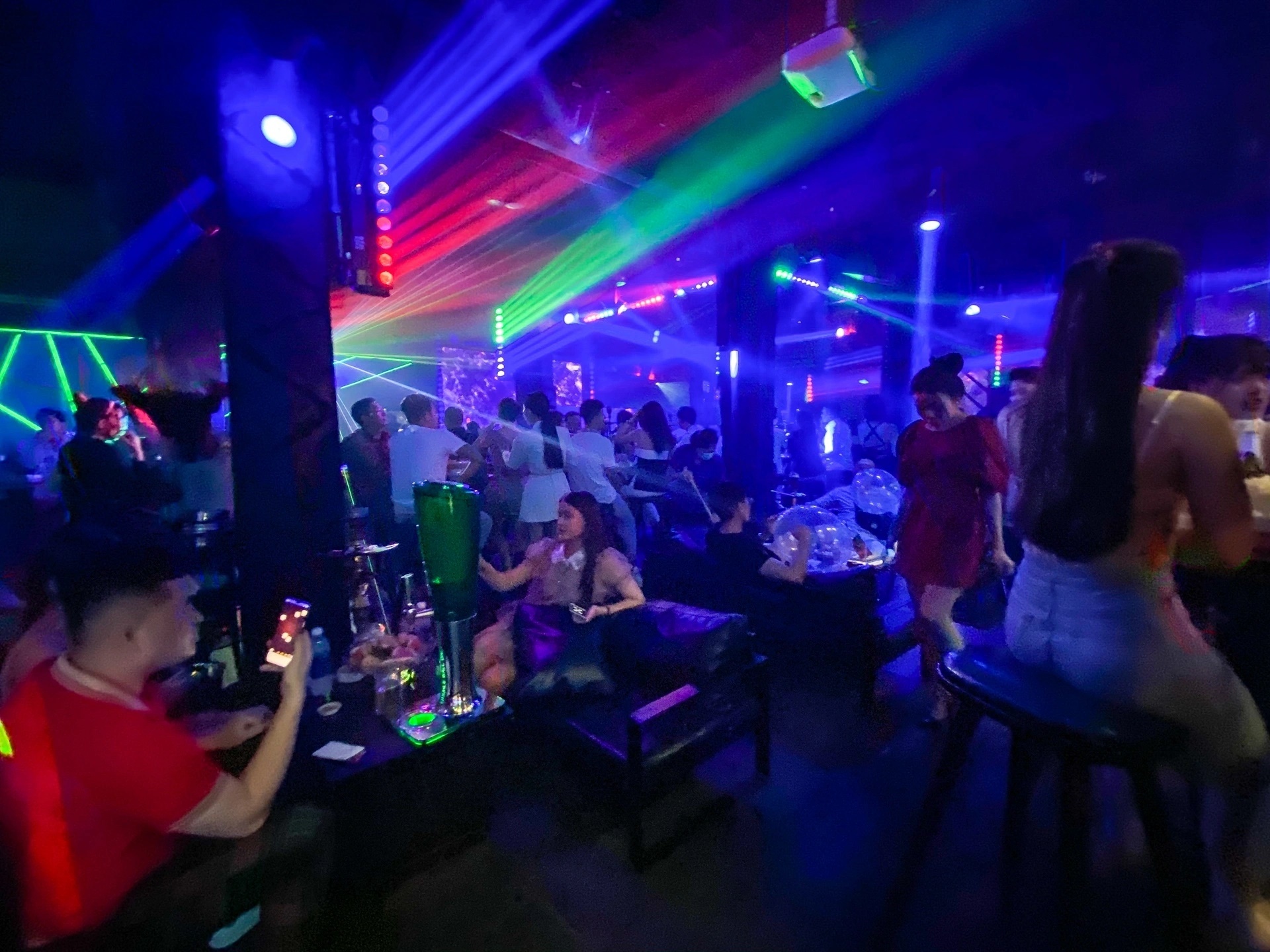 Dong cua quan bar phong dich anh 4