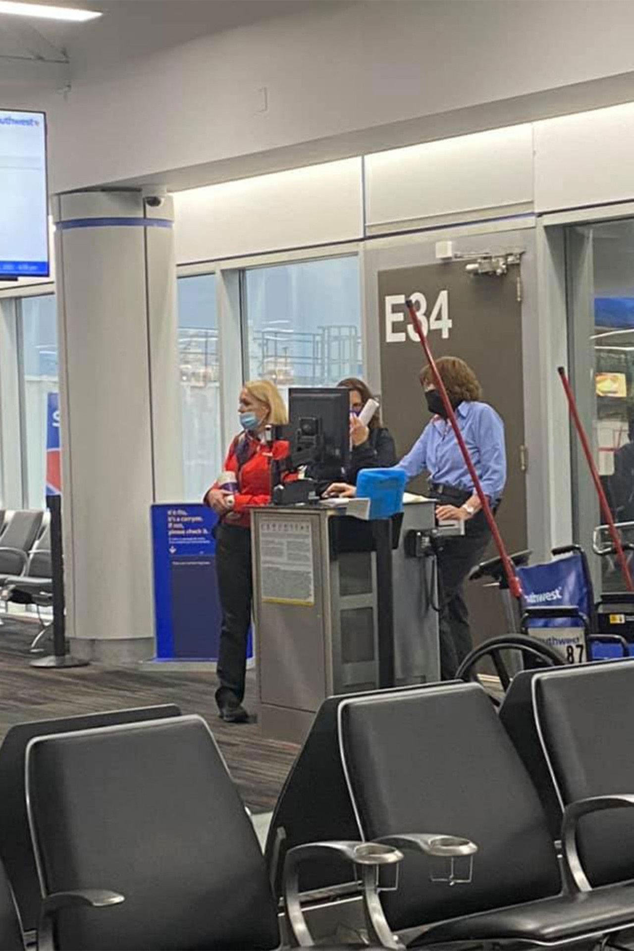 Bị từ chối lên máy bay vì con tự kỷ không đeo khẩu trang ảnh 2 Bi tu choi len may bay vi con tu ky khong deo khau trang anh 2