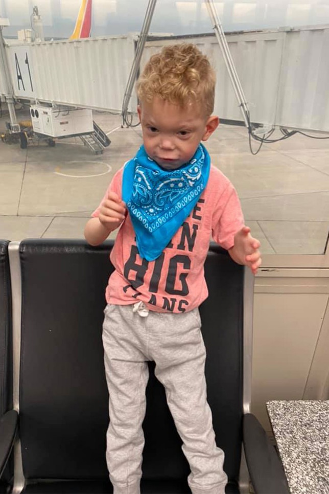 Bị từ chối lên máy bay vì con tự kỷ không đeo khẩu trang ảnh 1 Bi tu choi len may bay vi con tu ky khong deo khau trang anh 1