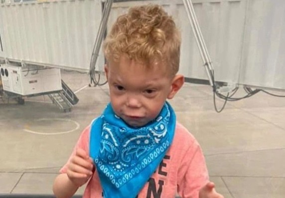 Bi tu choi len may bay vi con trai tu ky khong chiu deo khau trang hinh anh