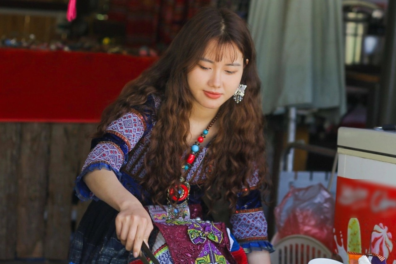 Co gai Mong duoc chu y nho buc anh cua nguoi la hinh anh