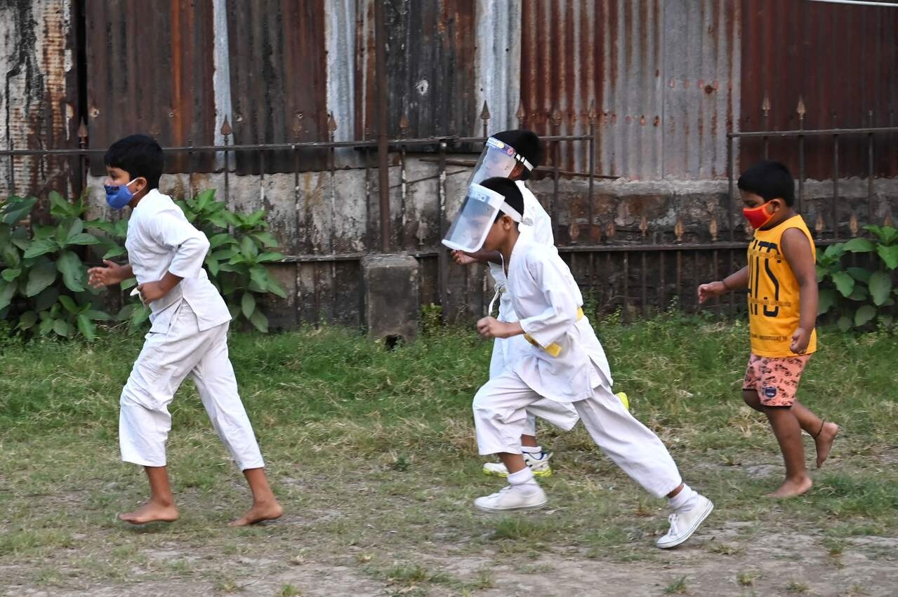 Tre em An Do mo coi vi tham kich Covid-19 anh 1