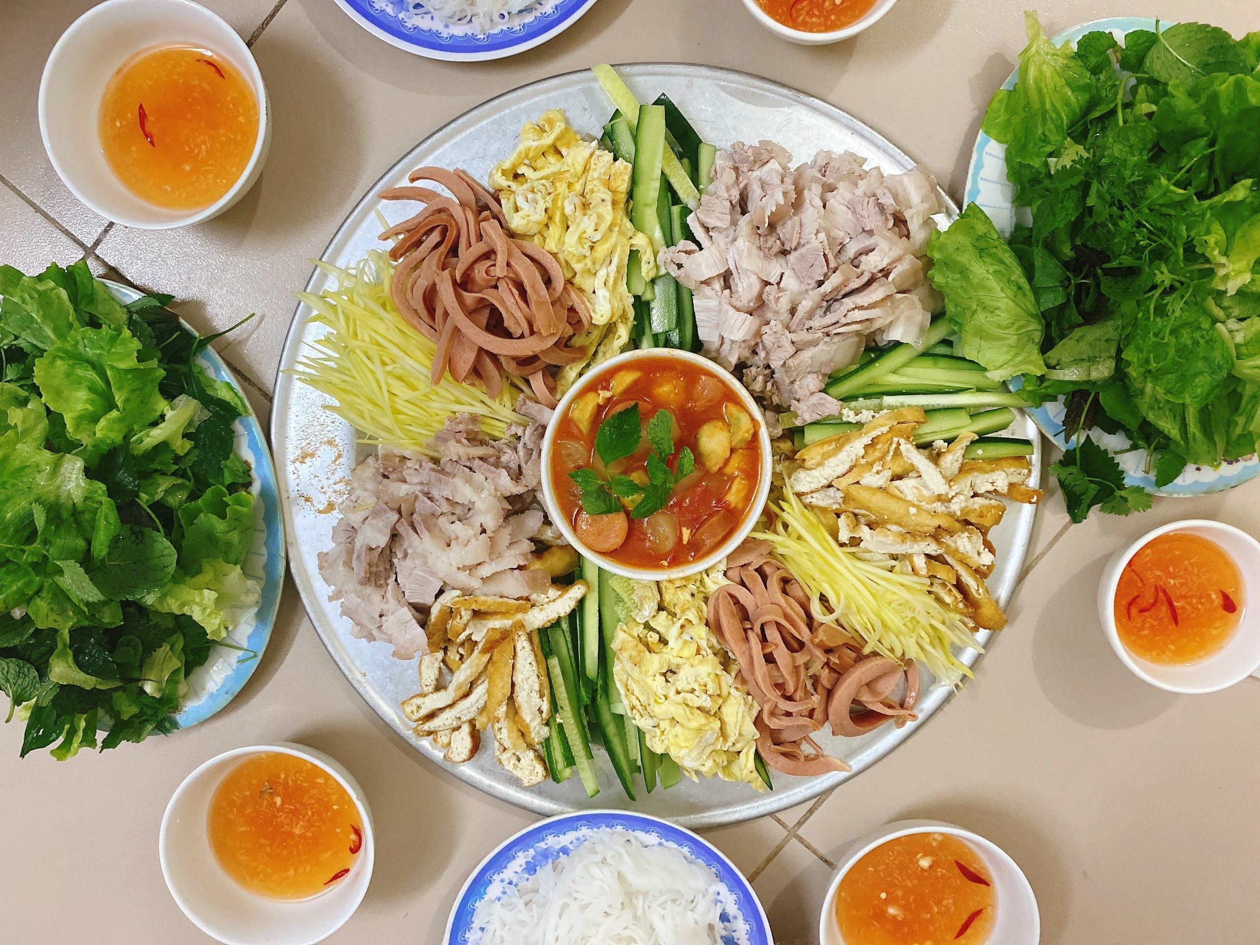 nau an o nha mua dich anh 1