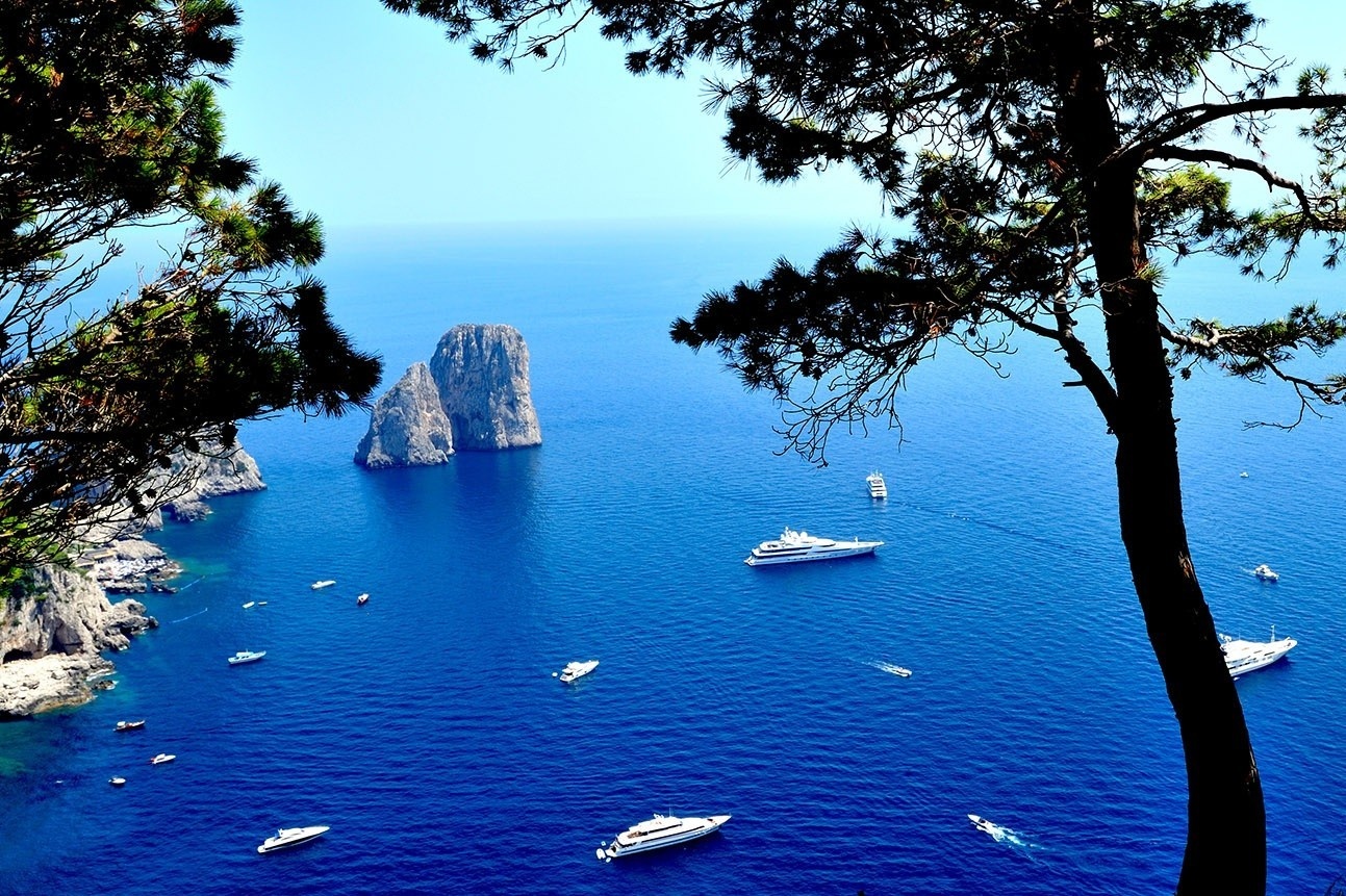 Hon dao Italy sach bong Covid-19 hinh anh