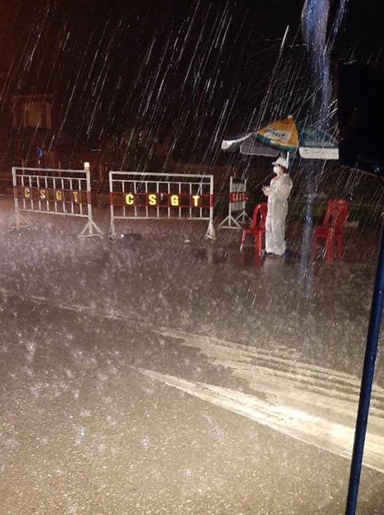 Nu can bo y te lam nhiem vu chong dich o Thai Nguyen anh 1