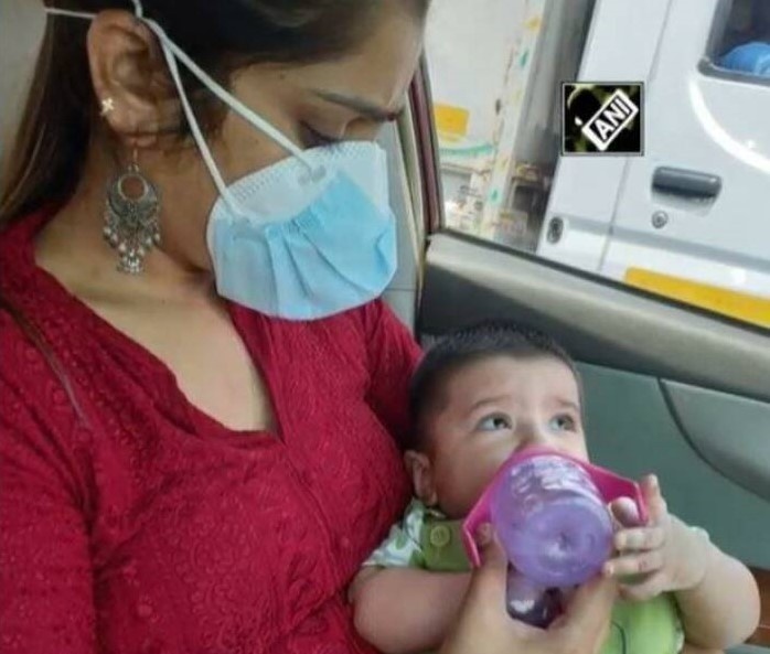 Canh sat An Do giup cap vo chong mac Covid-19 cham con anh 1