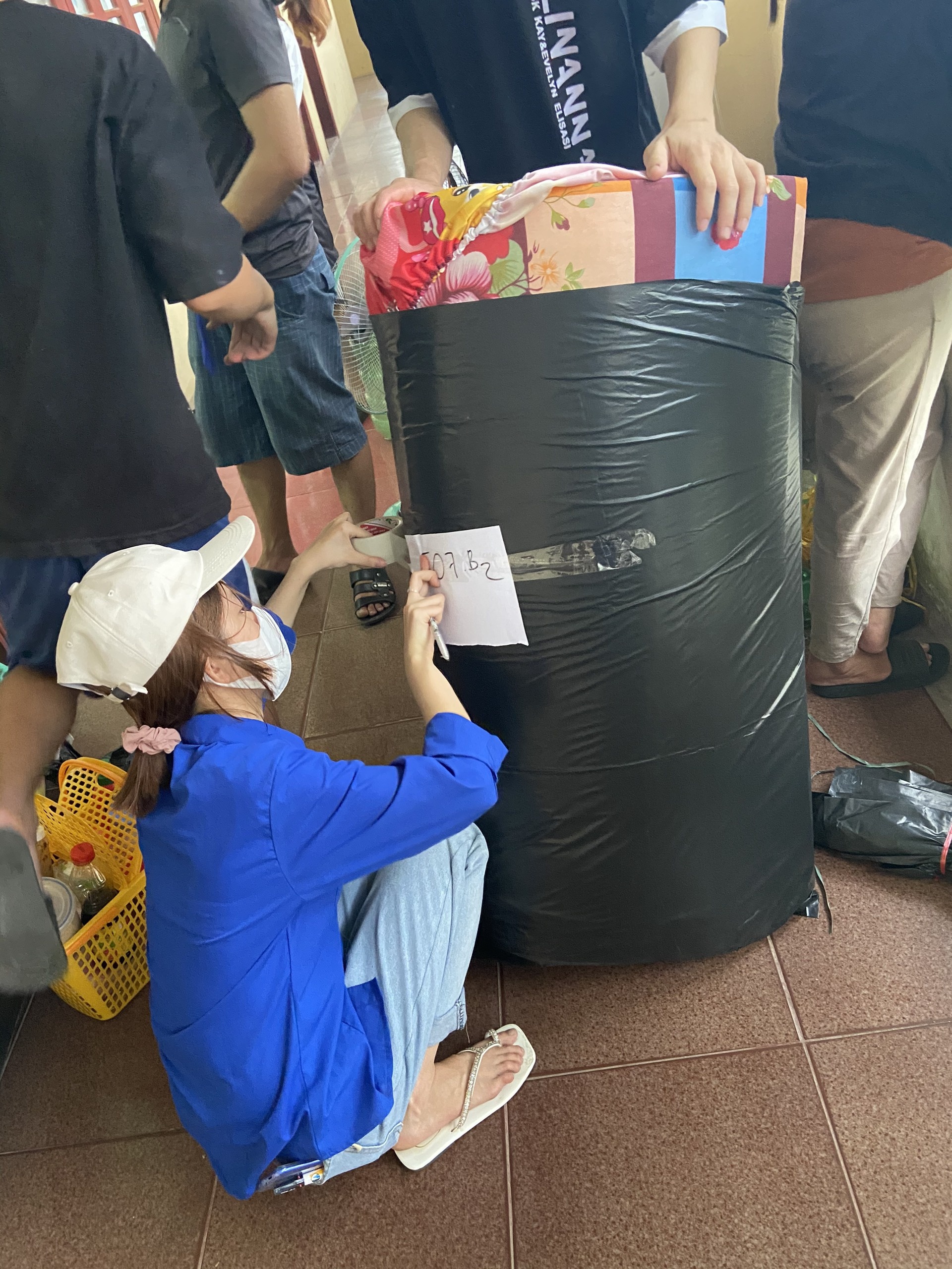 Sinh viên Đà Nẵng dọn dẹp ký túc xá thành khu cách ly ảnh 2 Sinh vien Da Nang don dep ky tuc xa thanh khu cach ly anh 2
