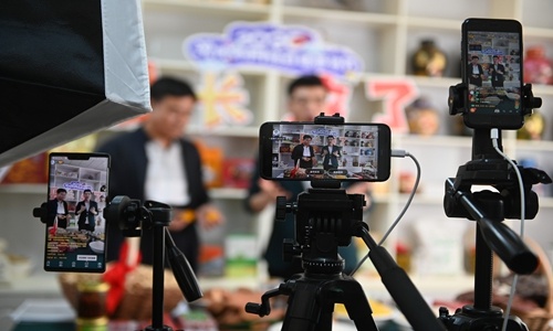 Streamer bi cam song vi quay video phan cam trong khach san hinh anh
