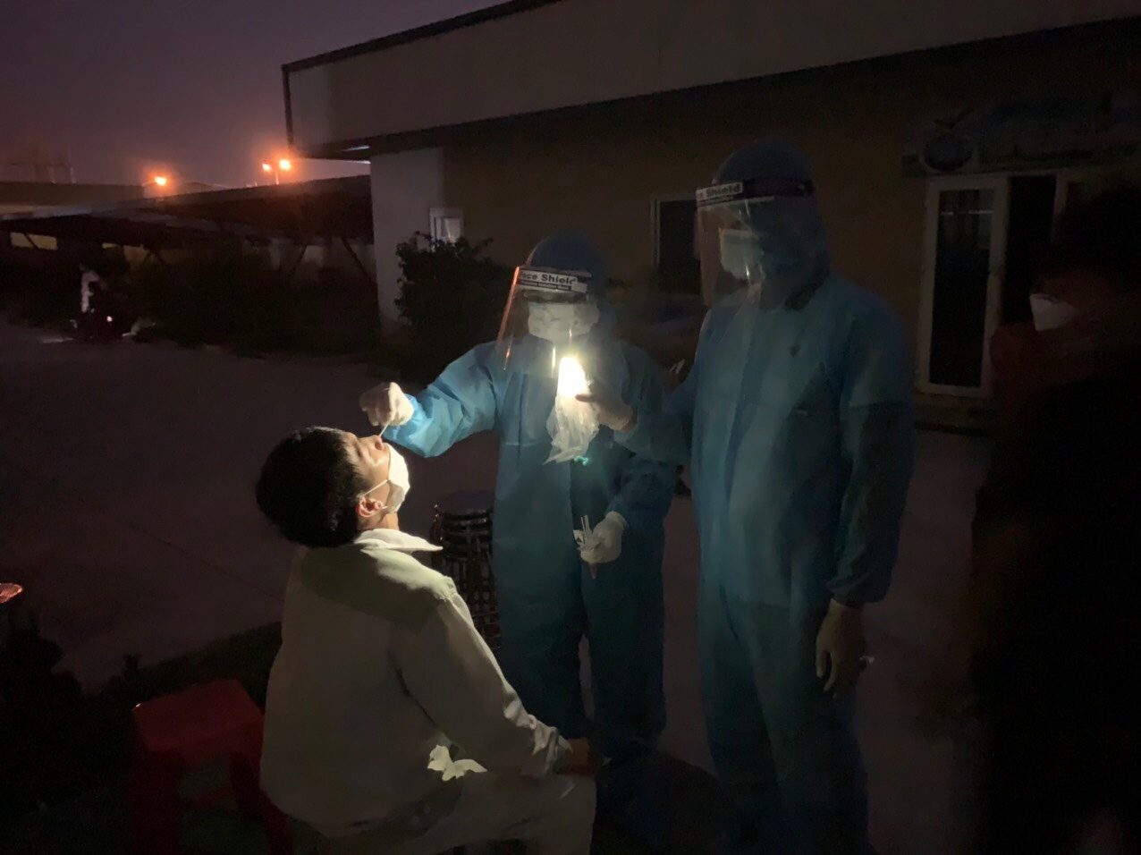 Y bác sĩ Quảng Ninh ấm lòng trước tấm băng rôn từ người dân Bắc Giang ảnh 2 Y bac si Quang Ninh am long truoc tam bang ron tu nguoi dan Bac Giang anh 2