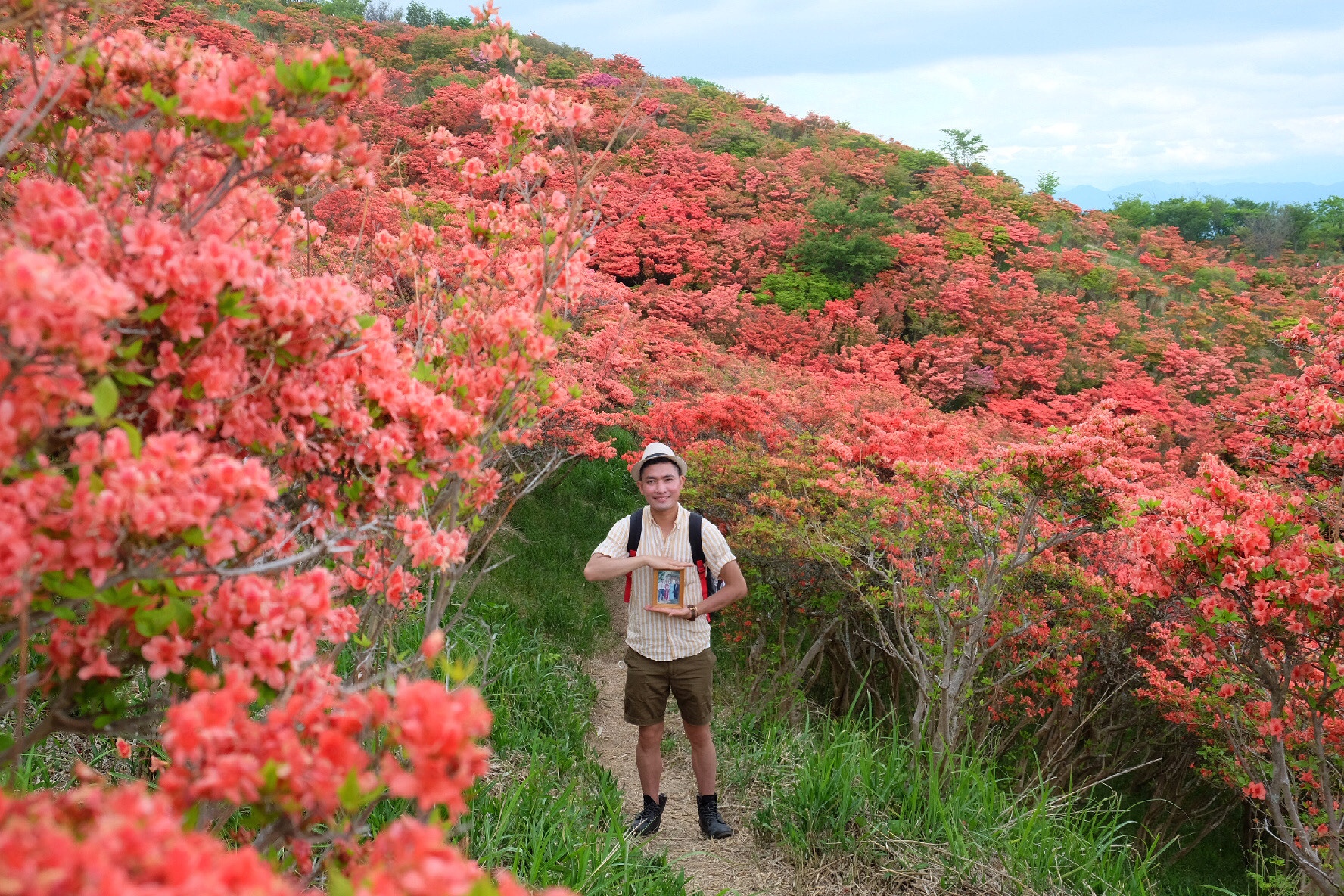 Chang trai mang di anh cha me di khap Nhat Ban anh 2