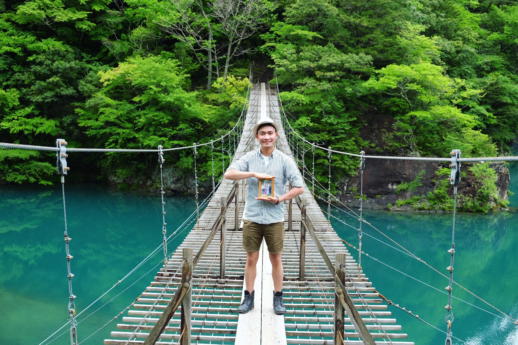 Chang trai mang di anh cha me di khap Nhat Ban anh 1