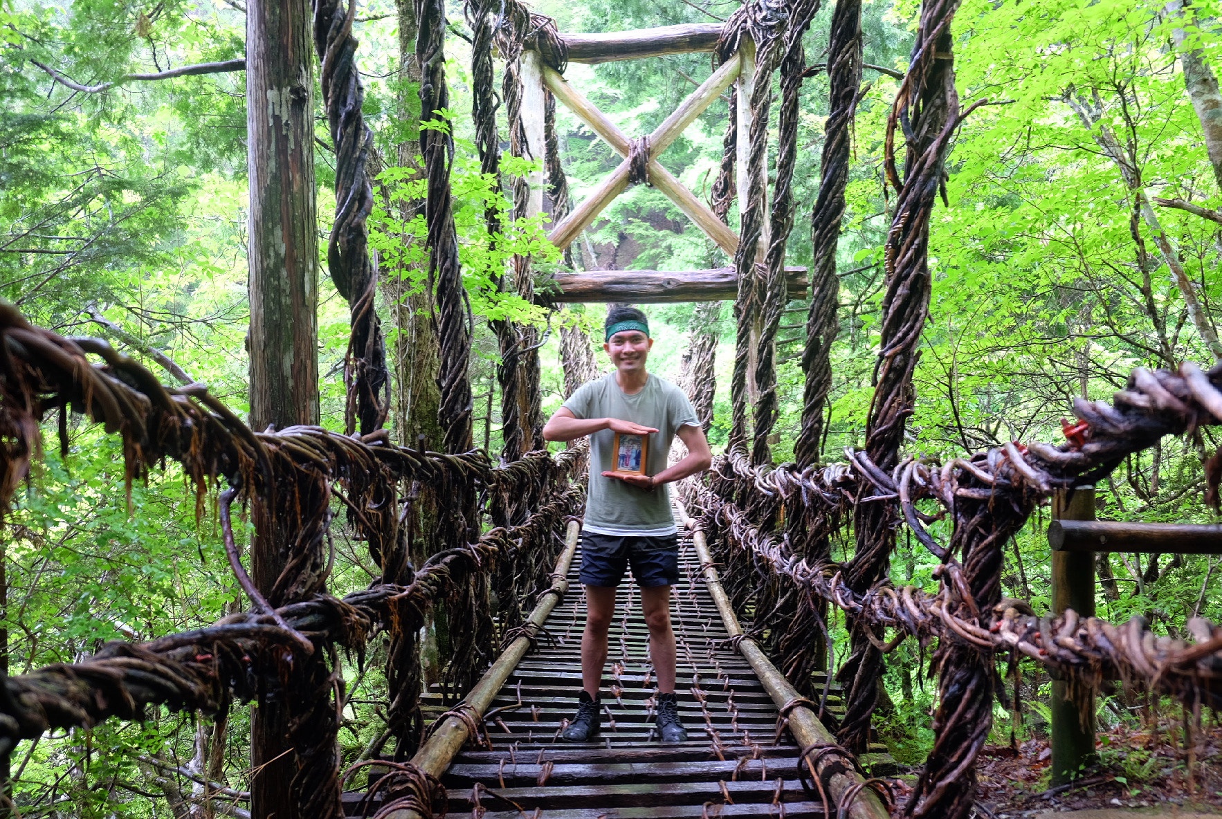 Chang trai mang di anh cha me di khap Nhat Ban anh 5