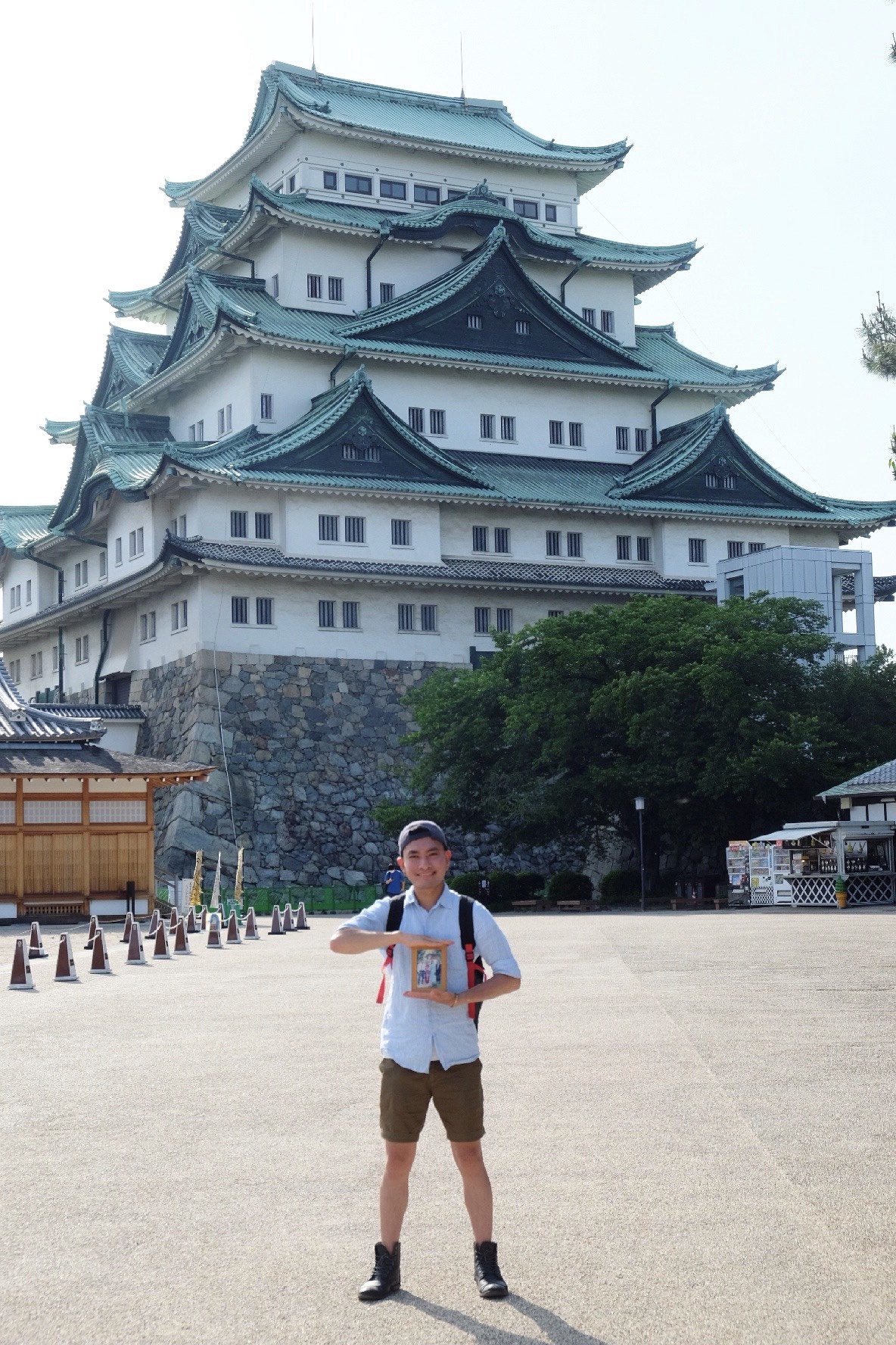 Chang trai mang di anh cha me di khap Nhat Ban anh 7