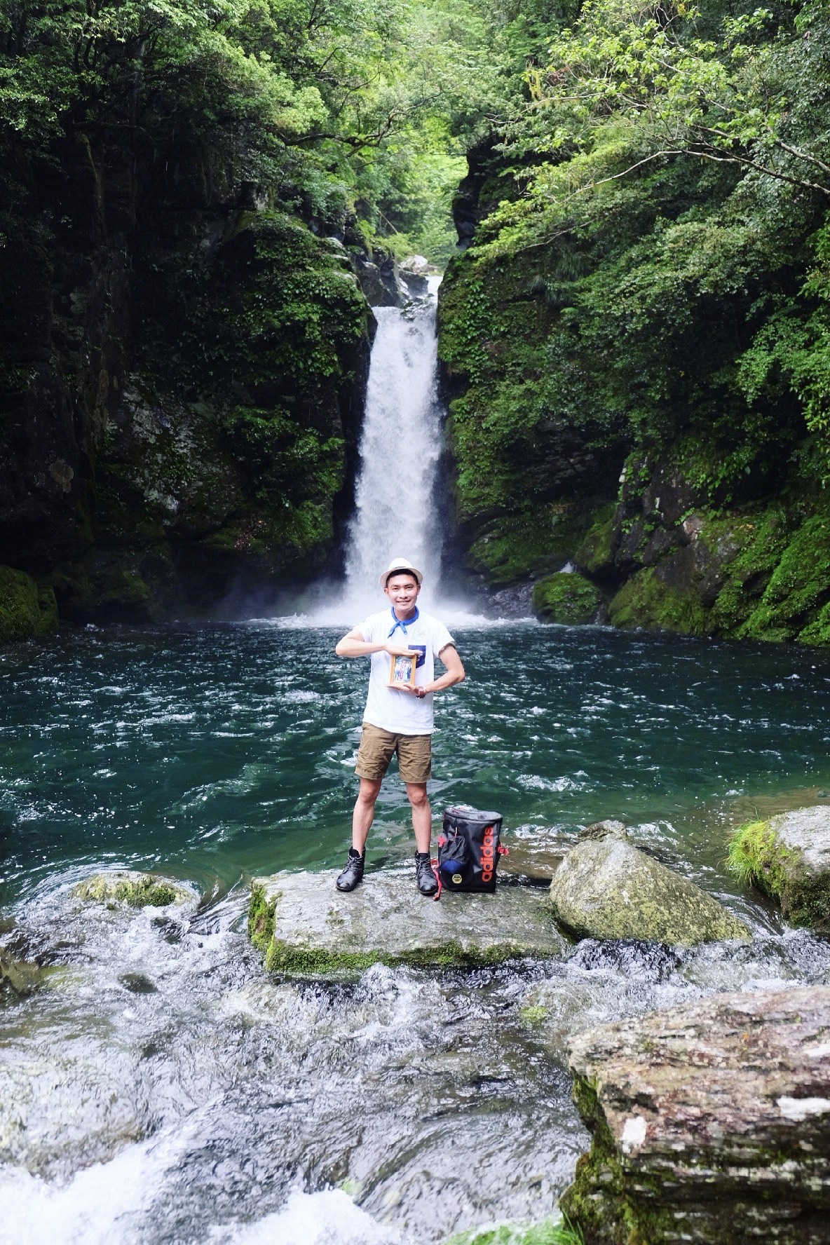 Chang trai mang di anh cha me di khap Nhat Ban anh 6