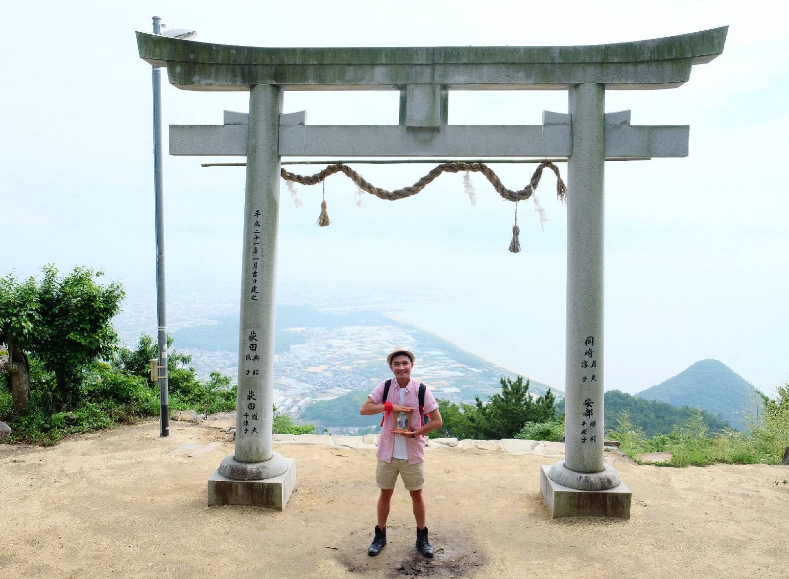 Chang trai mang di anh cha me di khap Nhat Ban anh 8