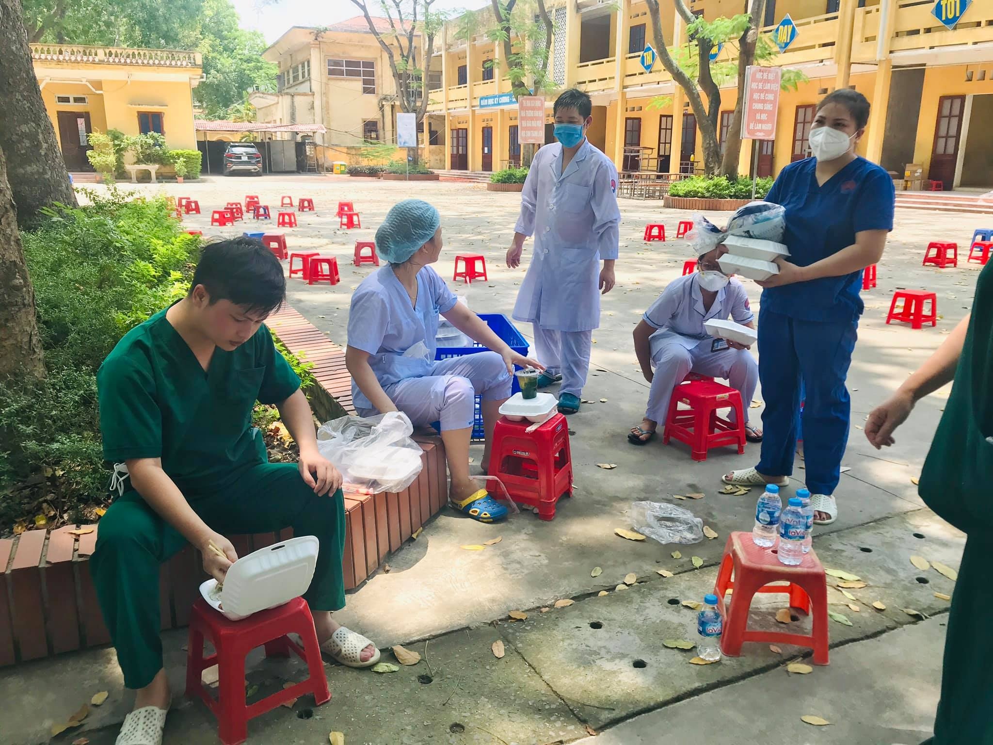 Cán bộ y tế Bắc Ninh ngất xỉu khi lấy mẫu xét nghiệm ảnh 4 Can bo y te Bac Ninh ngat xiu khi lay mau xet nghiem anh 4