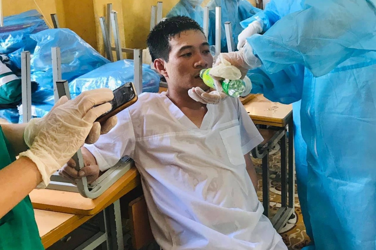 Y, bac si ngat xiu khi lay mau xet nghiem Covid-19 o Bac Ninh hinh anh