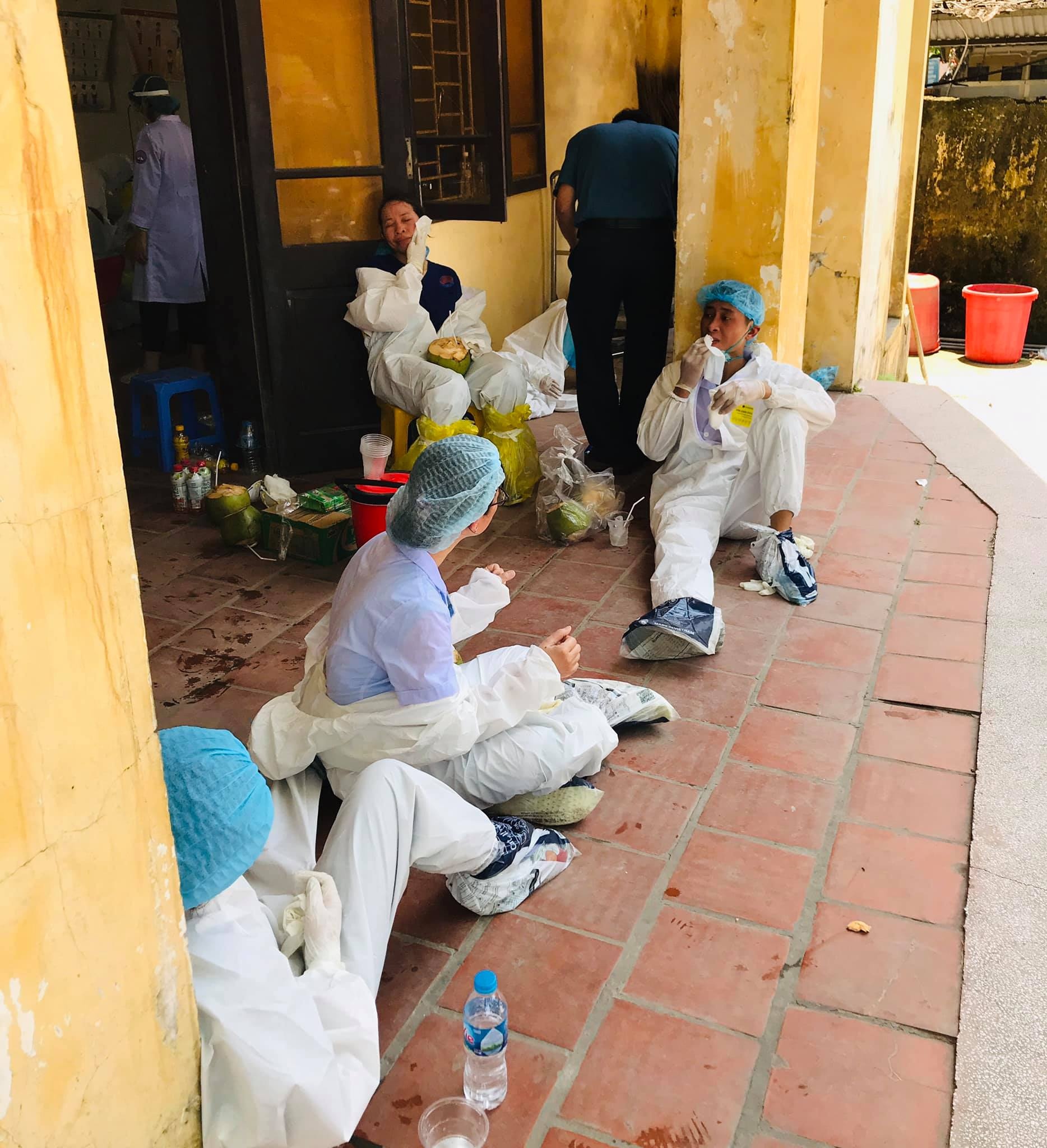 Cán bộ y tế Bắc Ninh ngất xỉu khi lấy mẫu xét nghiệm ảnh 5 Can bo y te Bac Ninh ngat xiu khi lay mau xet nghiem anh 5