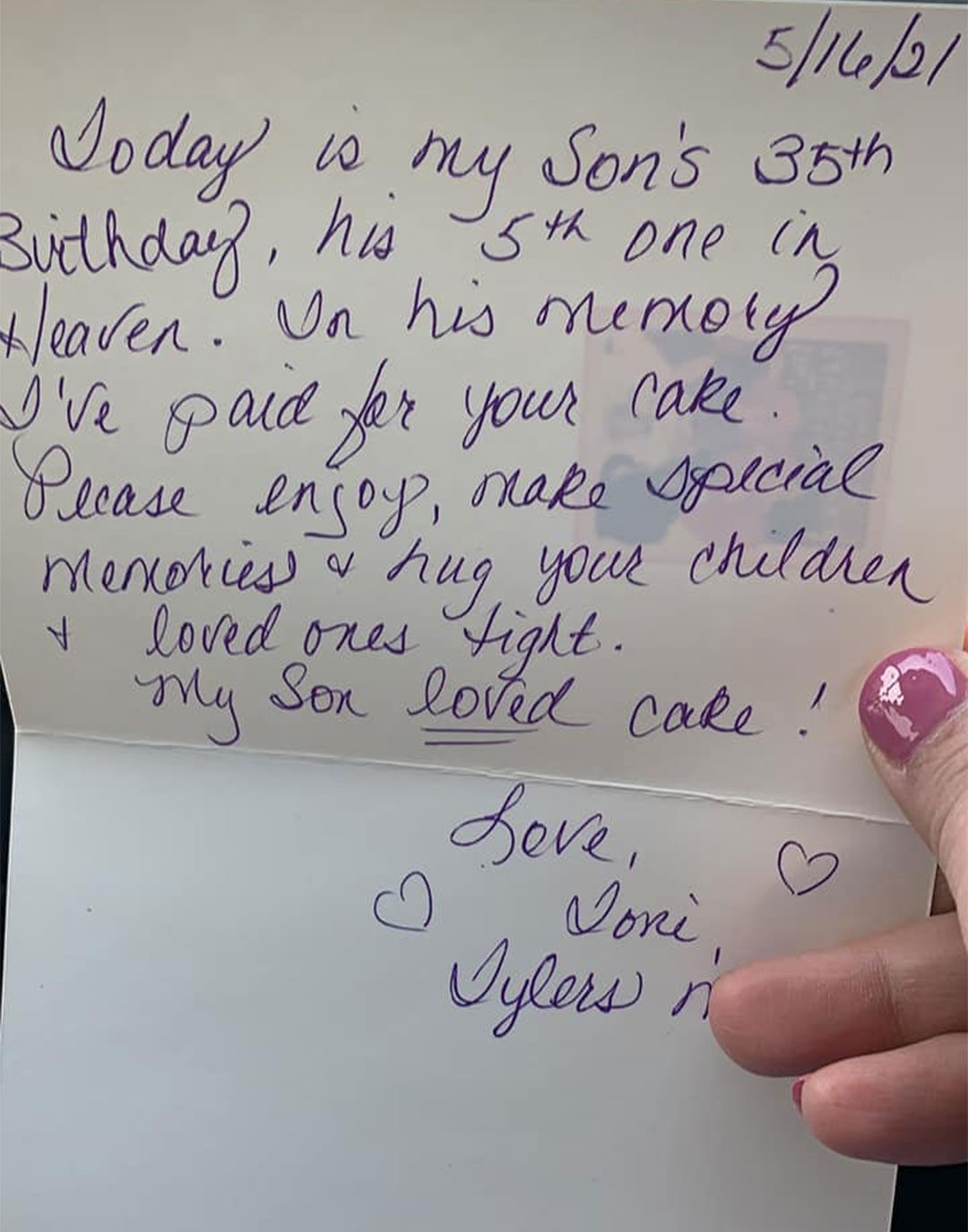 Mẹ trả tiền bánh kem cho người lạ trong sinh nhật con trai đã mất ảnh 1 Me tra tien banh kem cho nguoi la trong sinh nhat con trai da mat anh 1