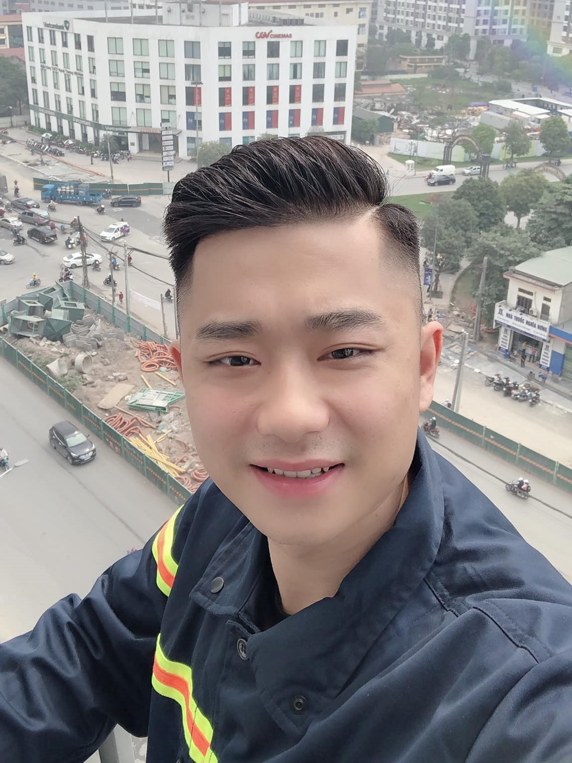 Hai em bé ùa ra đón bố đi trực chống dịch xa nhà 1 tuần ảnh 1 Hai em be ua ra don bo di truc chong dich xa nha 1 tuan anh 1