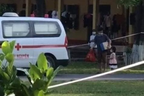 Be gai 2 tuoi la F0, bo xin di cung con toi nhap vien o Bac Giang hinh anh