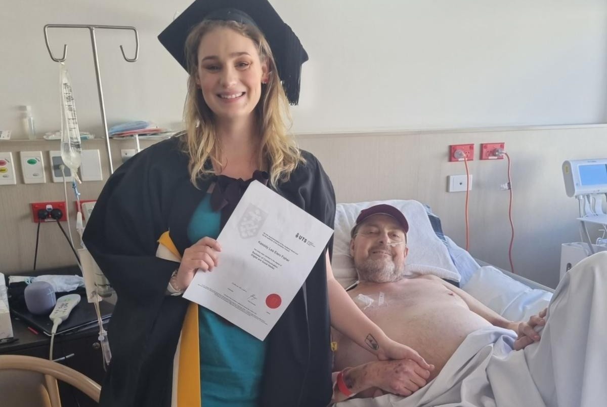 Cha hap hoi mong thay con gai tot nghiep hinh anh