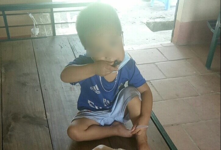 Be 3 tuoi o Bac Giang di cach ly 1 minh vi bo me, anh chi deu la F0 hinh anh