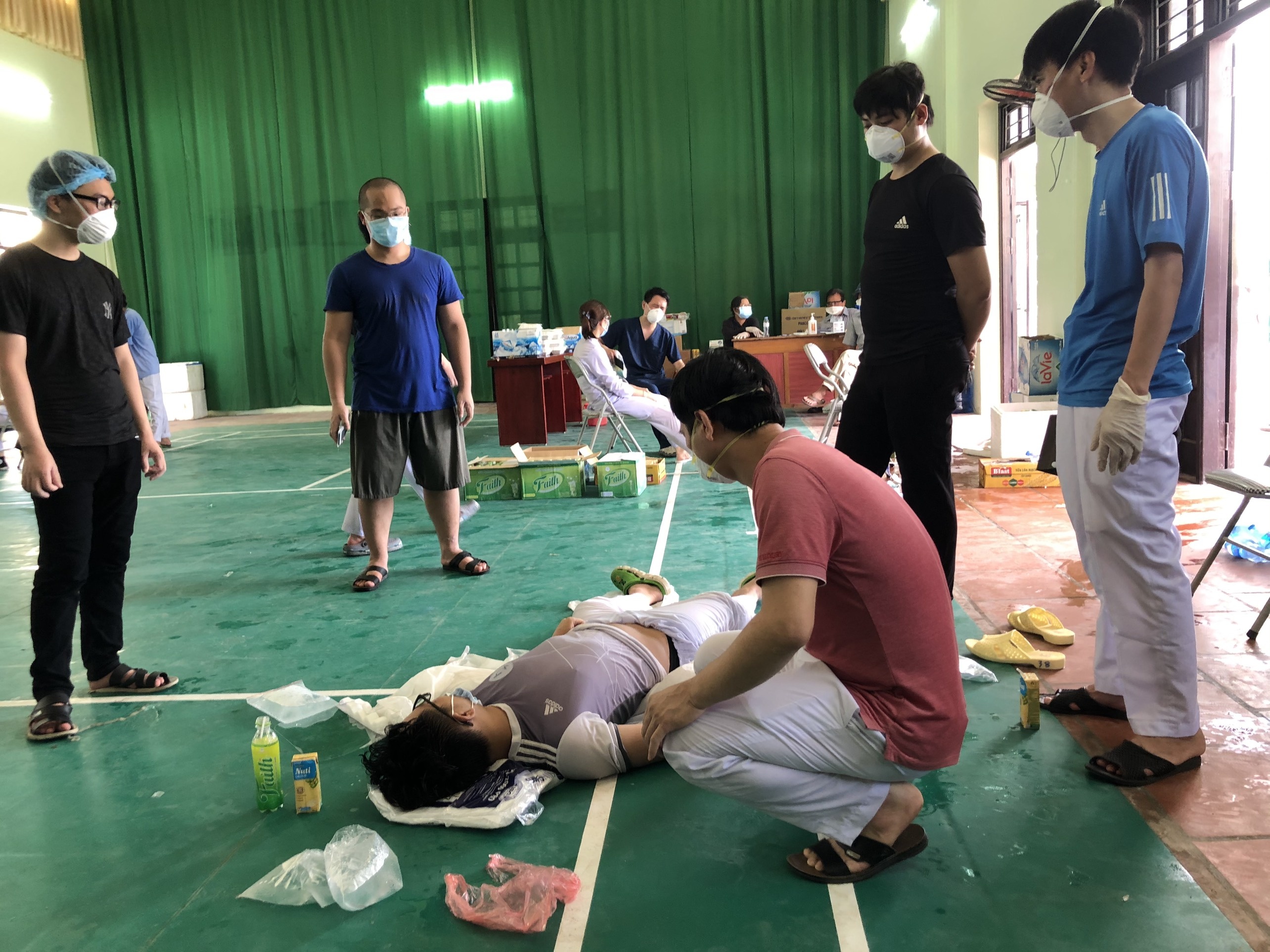 Nhan vien y te ngat xiu o Bac Giang duoc ve tang tranh anh 3