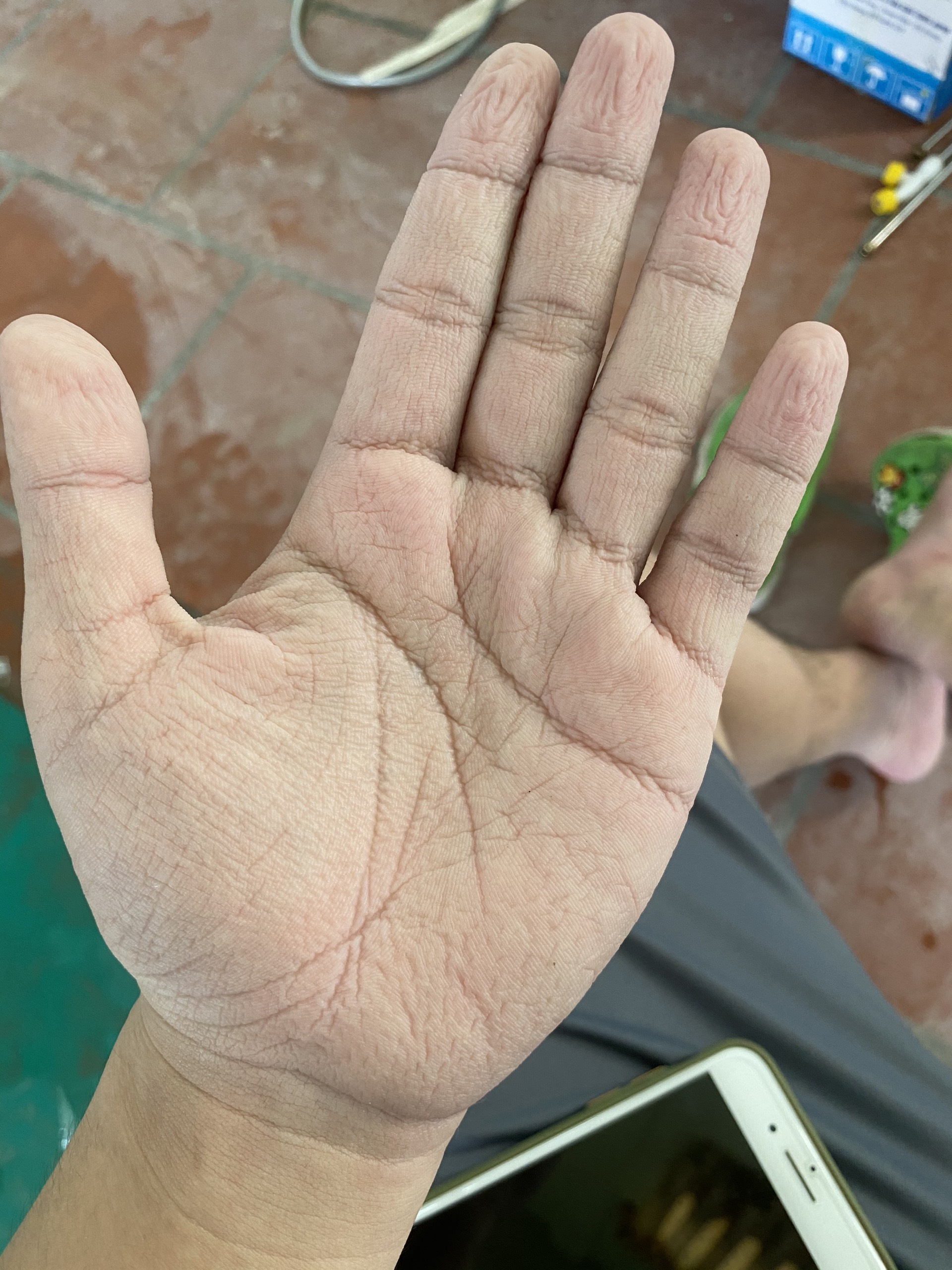 Nhan vien y te ngat xiu o Bac Giang duoc ve tang tranh anh 4