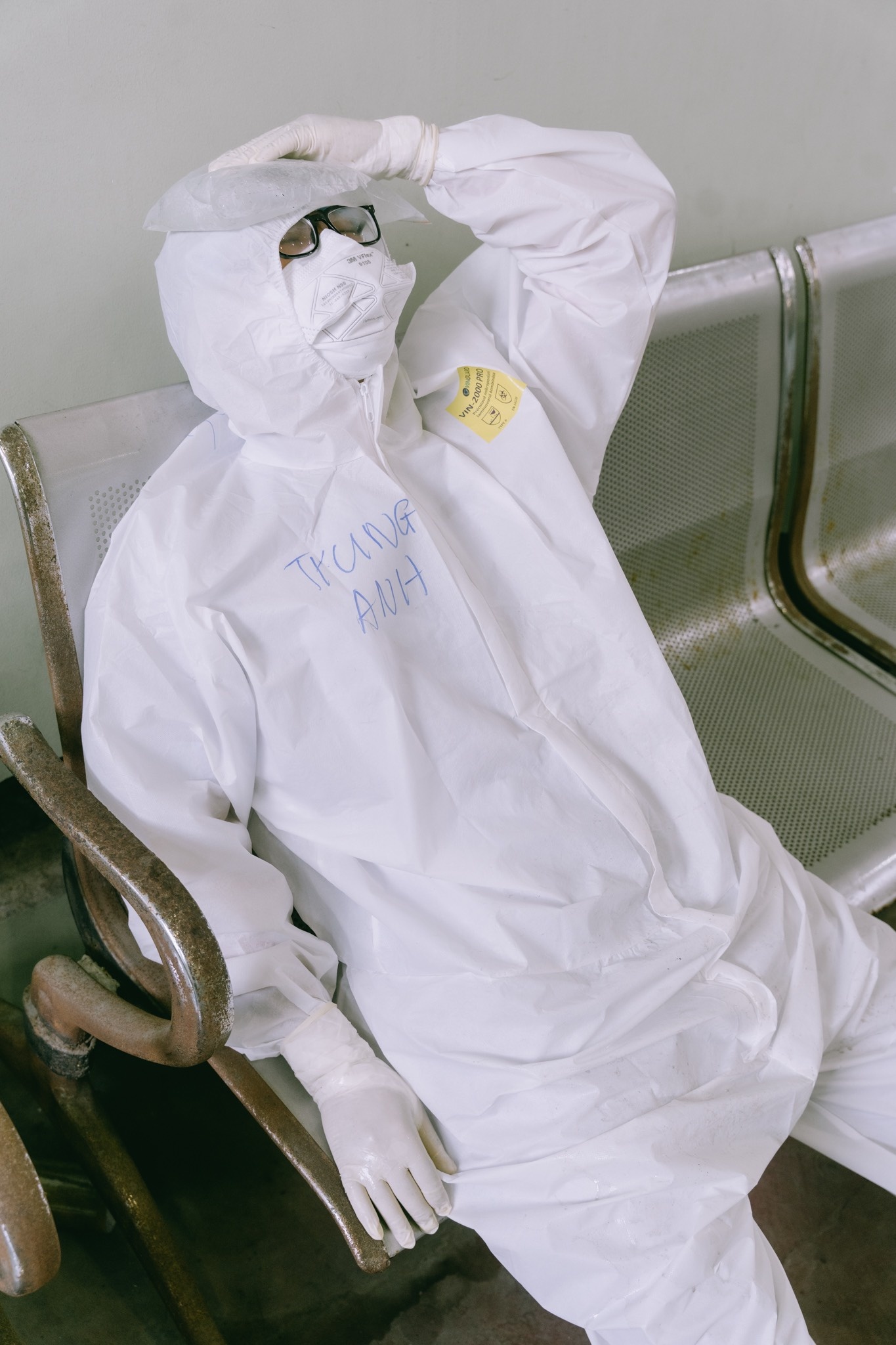 Nhan vien y te ngat xiu o Bac Giang duoc ve tang tranh anh 6