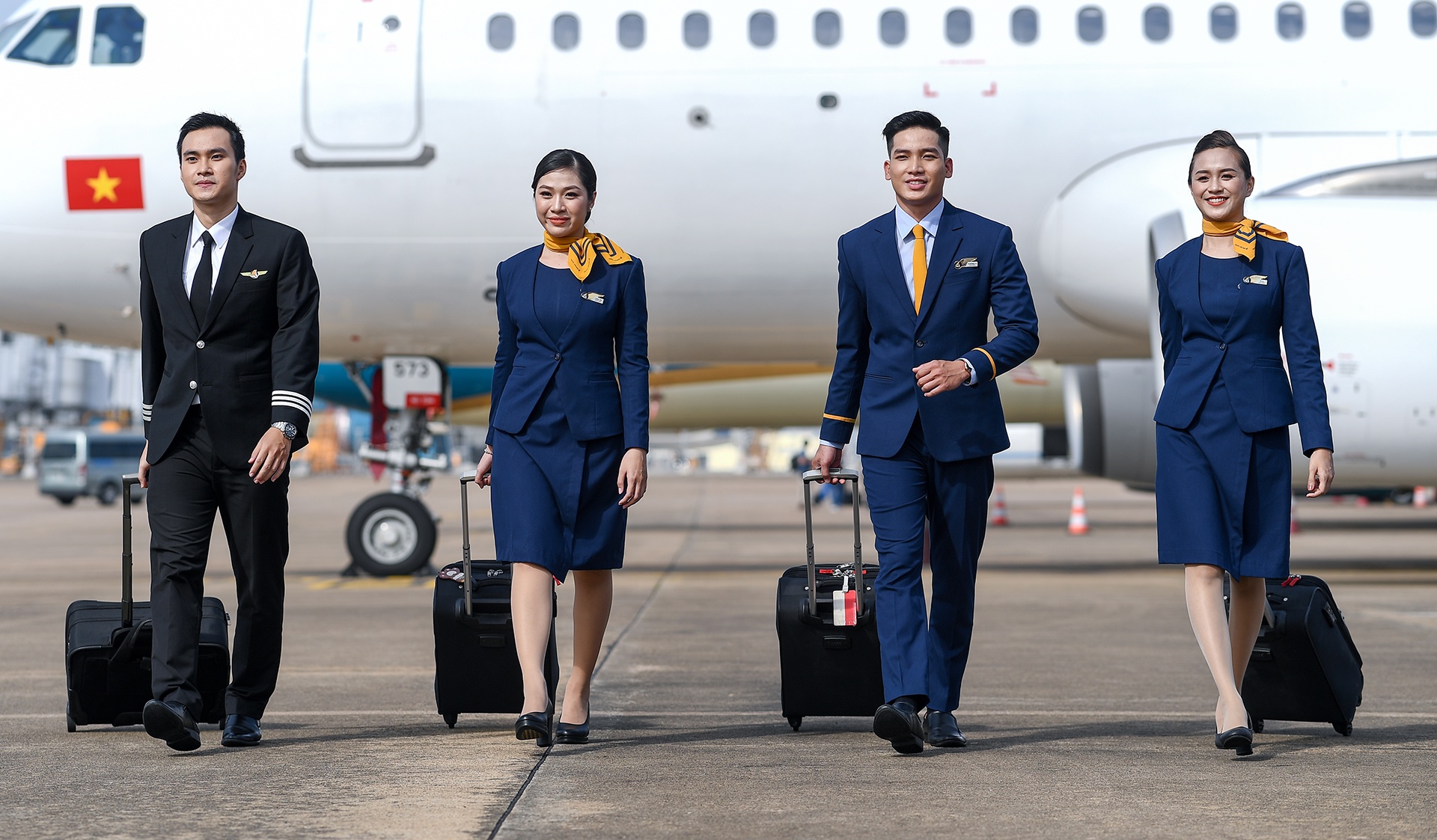 tiep vien hang khong chuyen nghe vi dich anh 1