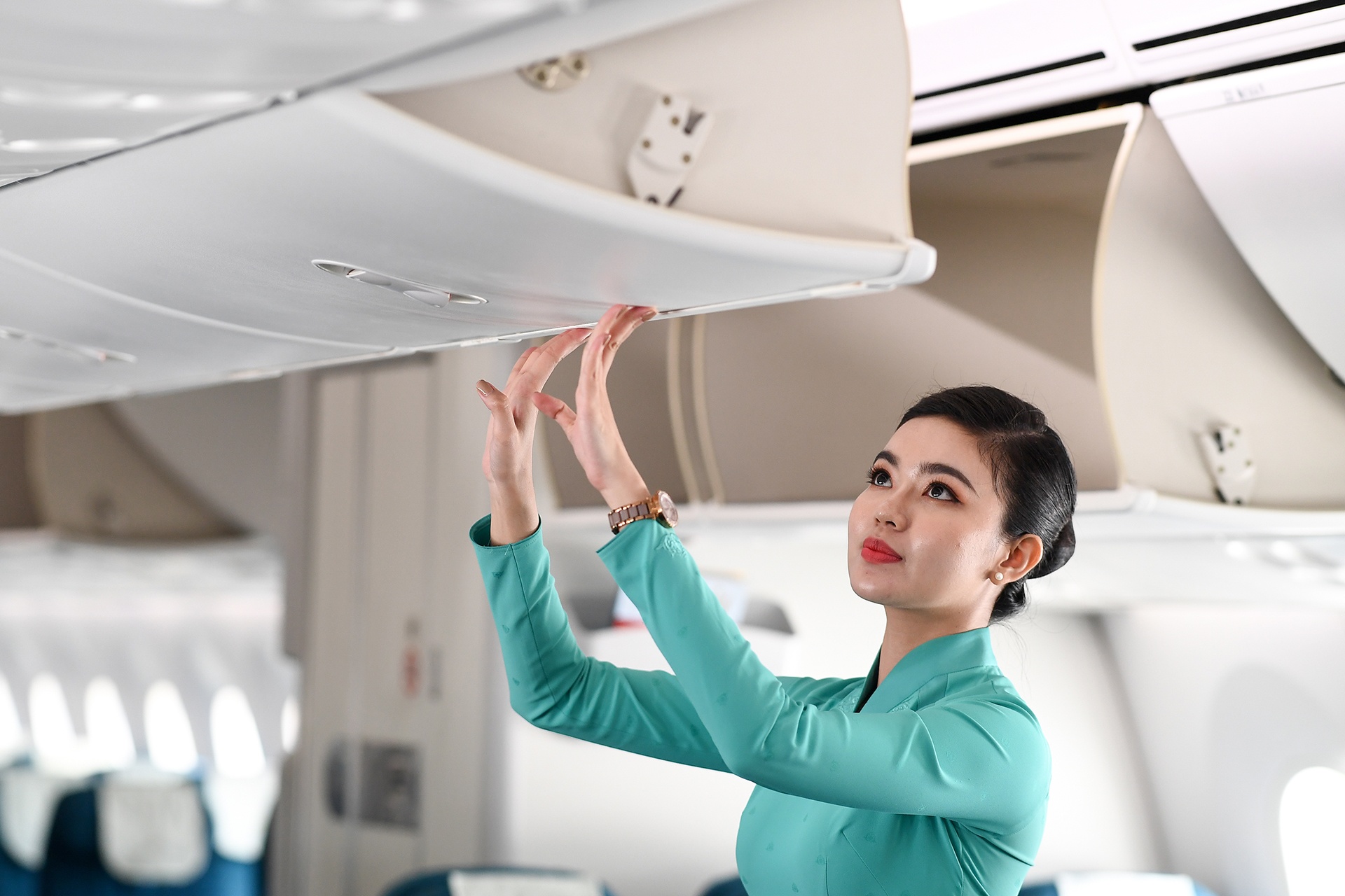 tiep vien hang khong chuyen nghe vi dich anh 2