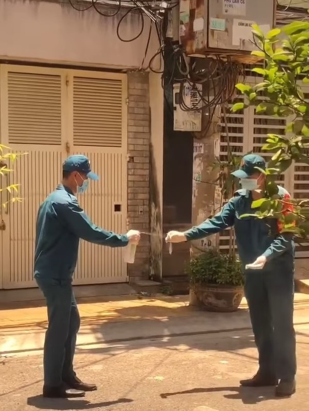 Nhan hang ship truoc khi di cach ly tap trung o TP.HCM anh 1