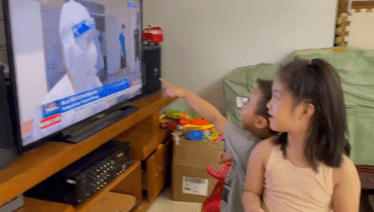 Con cua bac si dang chong dich o Bac Giang nhan ra me tren tivi hinh anh