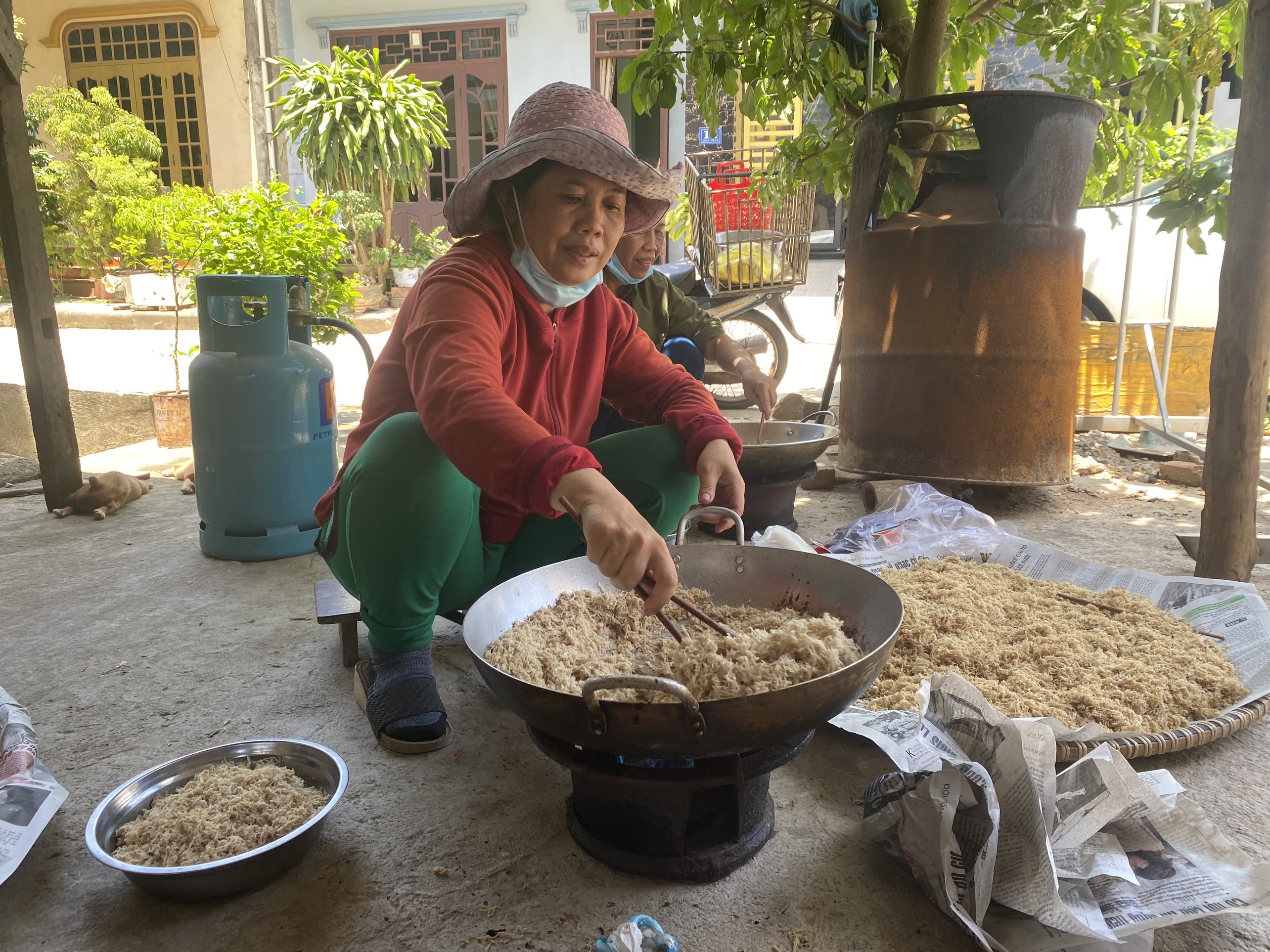 Nguoi dan o ron lu Quang Binh tiep te do an cho y, bac si o Bac Giang hinh anh