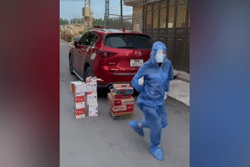 Co gai ngau hung nhay khi cho tang do tiep te o Bac Giang hinh anh