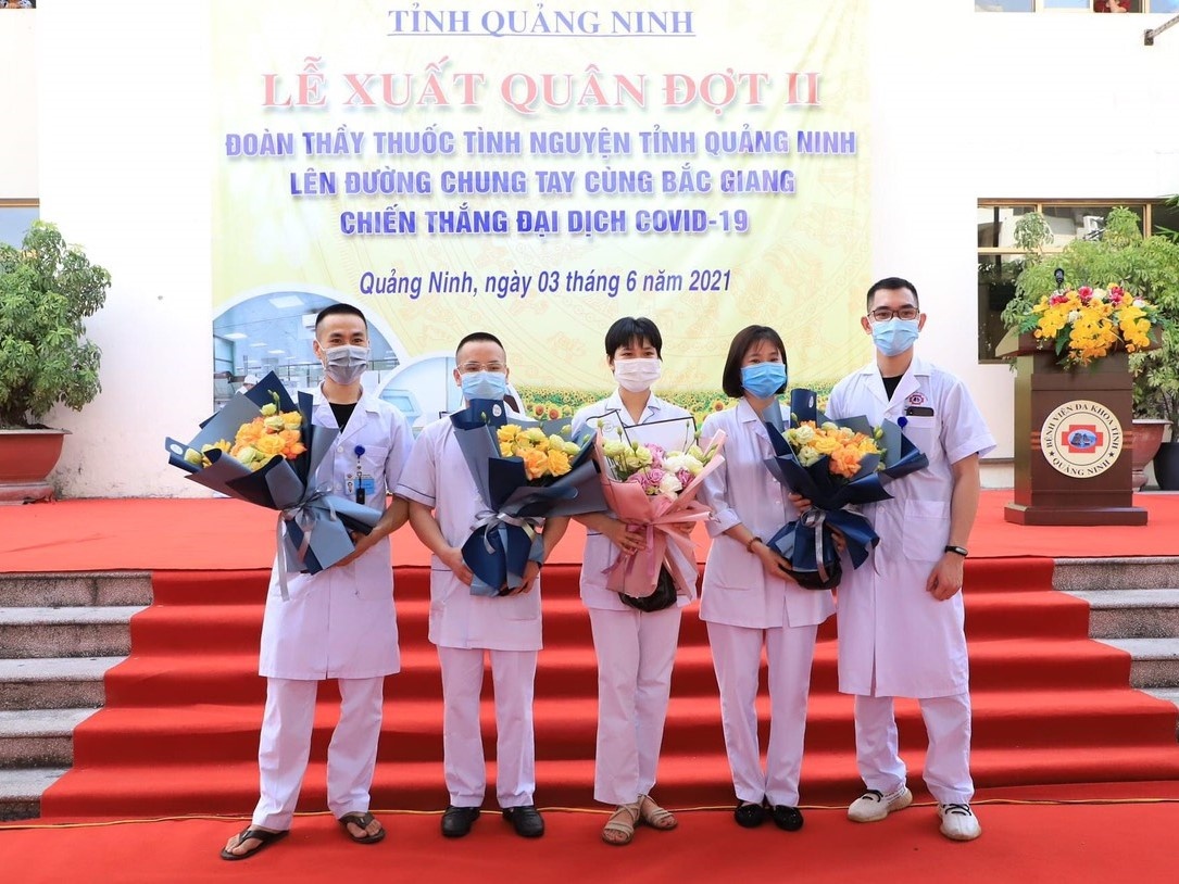 Nữ điều dưỡng ở Quảng Ninh cắt tóc trước khi đến Bắc Giang ảnh 3 Nu dieu duong o Quang Ninh cat toc truoc khi den Bac Giang anh 3