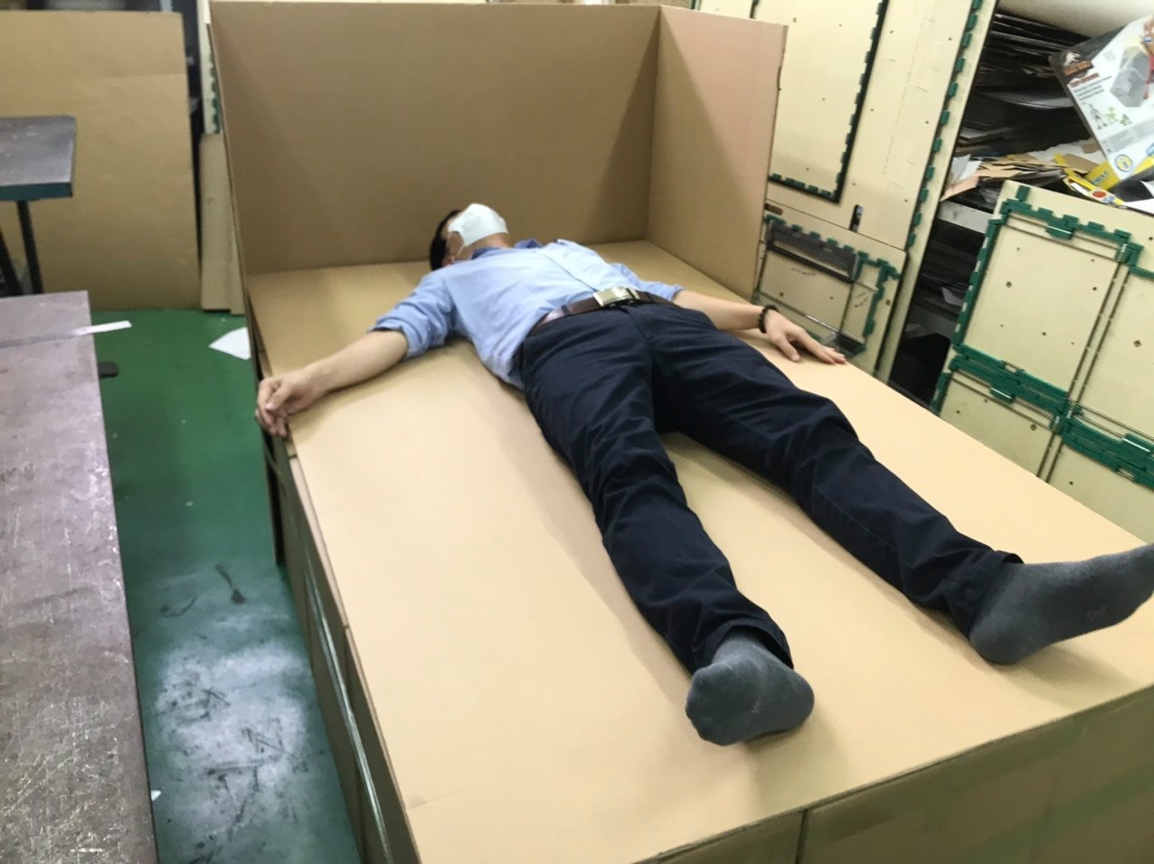 1.000 giường carton cho trẻ cách ly ở Điện Biên,  y,  bác sĩ vùng dịch ảnh 5 1.000 giuong carton cho tre cach ly o Dien Bien,  y,  bac si vung dich anh 5