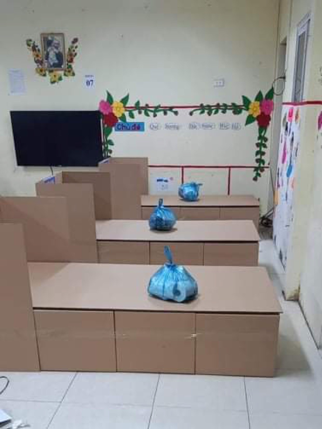 1.000 giường carton cho trẻ cách ly ở Điện Biên,  y,  bác sĩ vùng dịch ảnh 1 1.000 giuong carton cho tre cach ly o Dien Bien,  y,  bac si vung dich anh 1