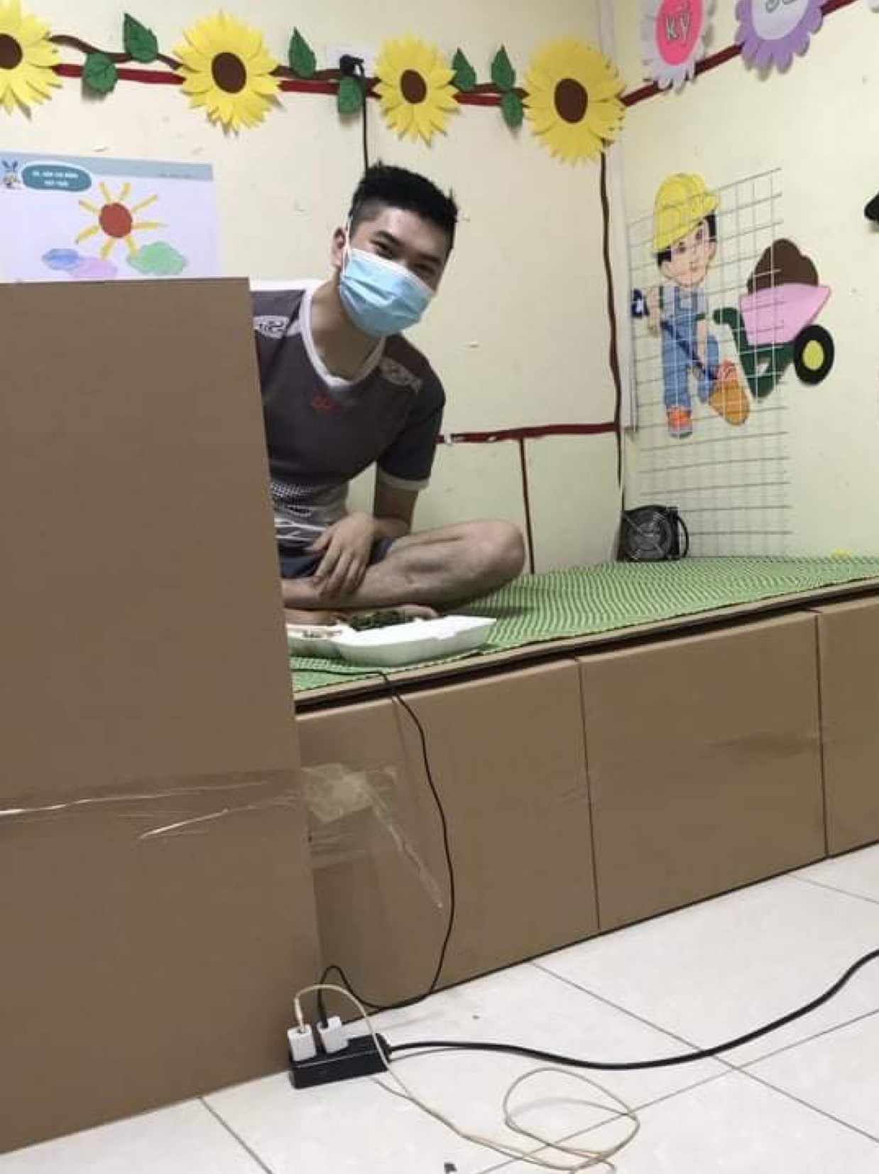 1.000 giường carton cho trẻ cách ly ở Điện Biên,  y,  bác sĩ vùng dịch ảnh 2 1.000 giuong carton cho tre cach ly o Dien Bien,  y,  bac si vung dich anh 2