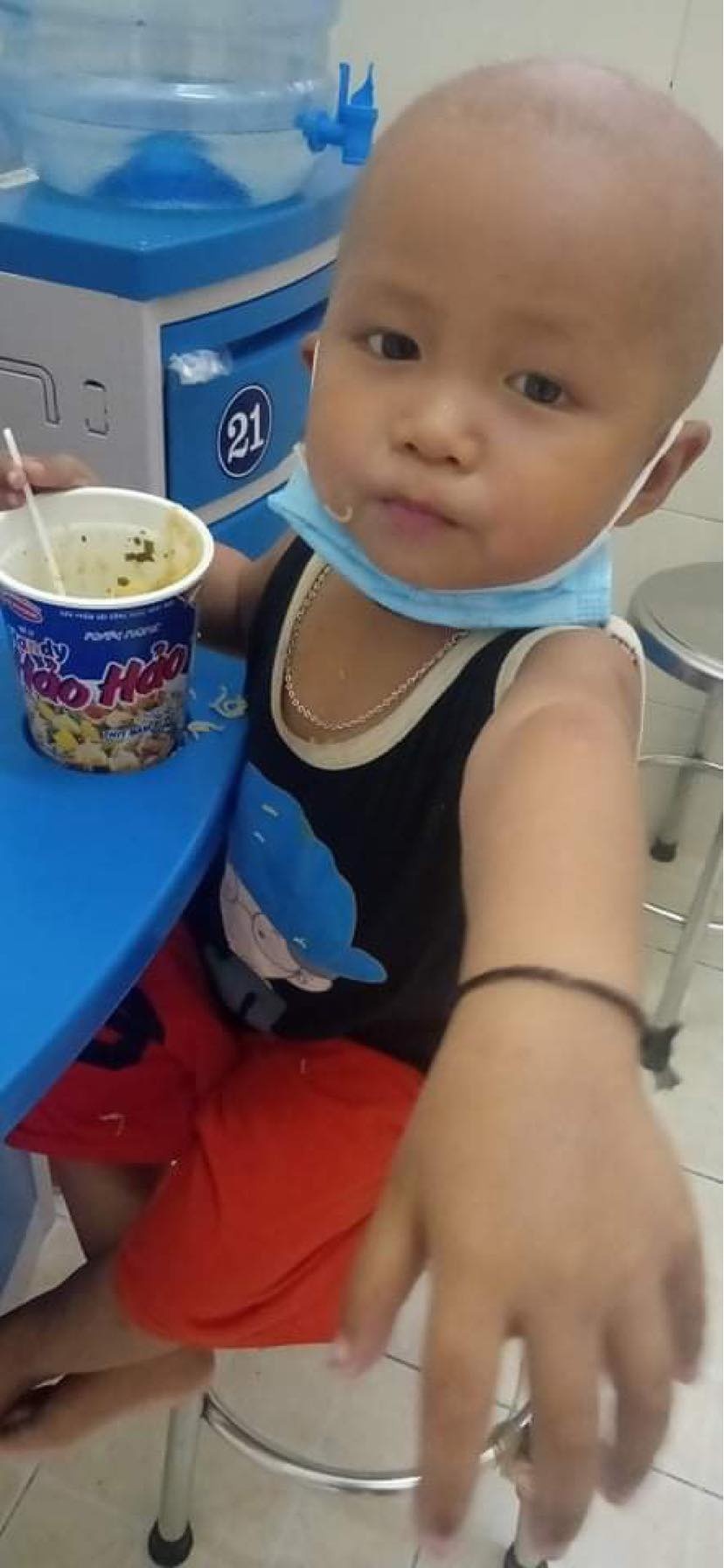 bé 3 tuổi mắc ung thư ở viện K ảnh 2 be 3 tuoi mac ung thu o vien K anh 2
