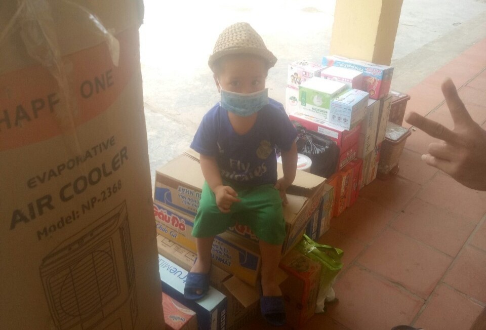 Be 3 tuoi o Bac Giang roi khu cach ly, duoc ve nha voi ong ba hinh anh